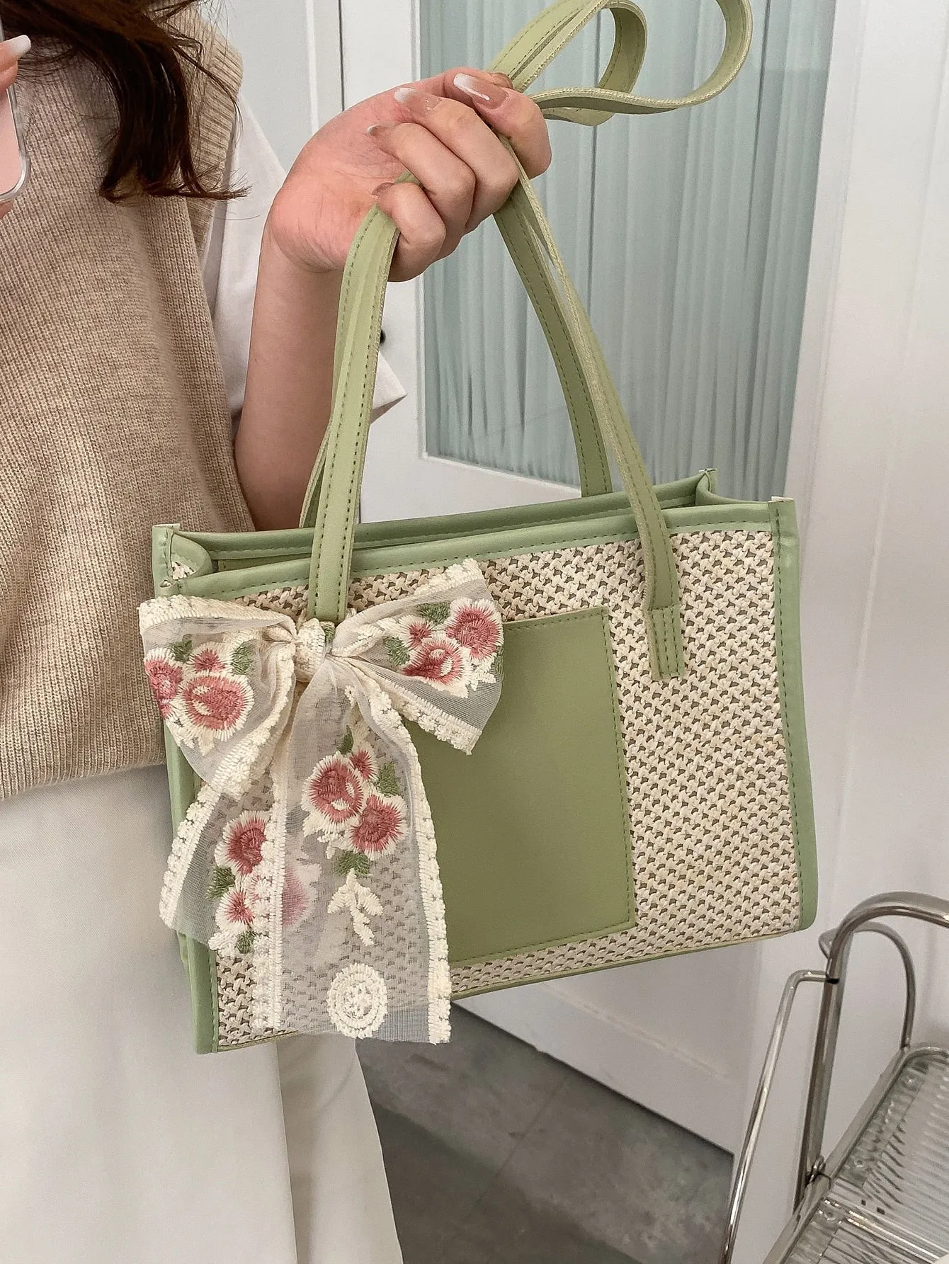 Bow Decor Straw Bag