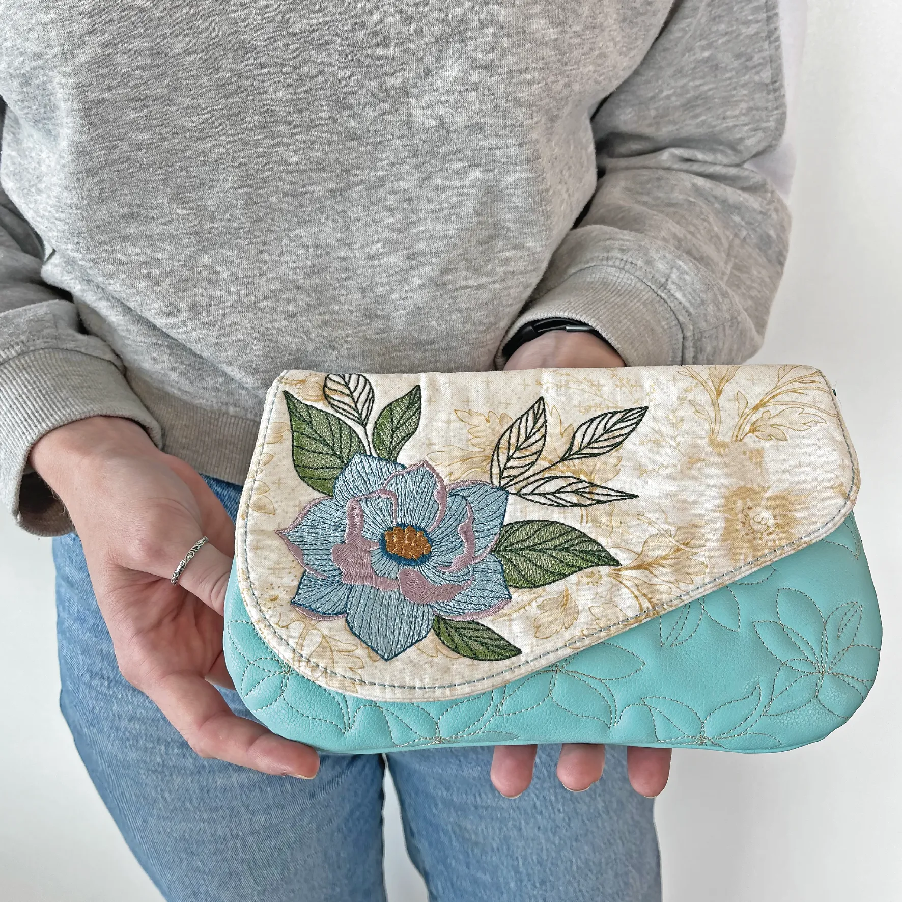 Magnolia Clutch With Zipper