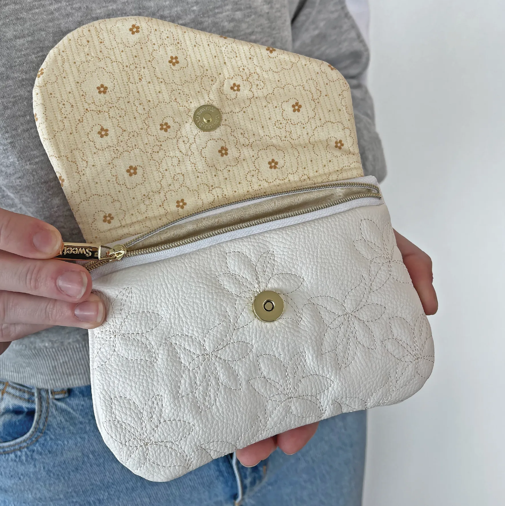 Magnolia Clutch With Zipper