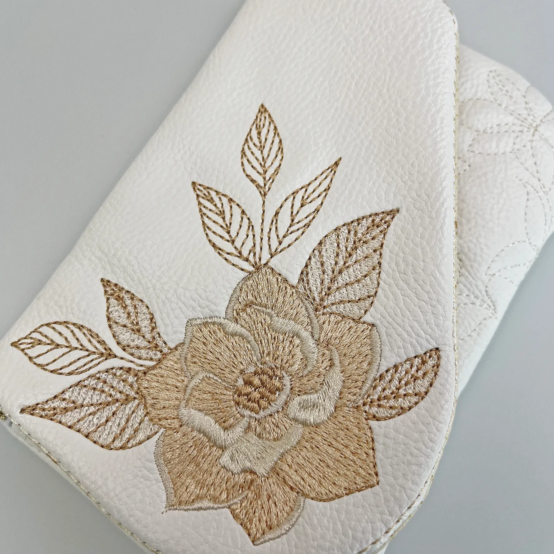 Magnolia Clutch With Zipper