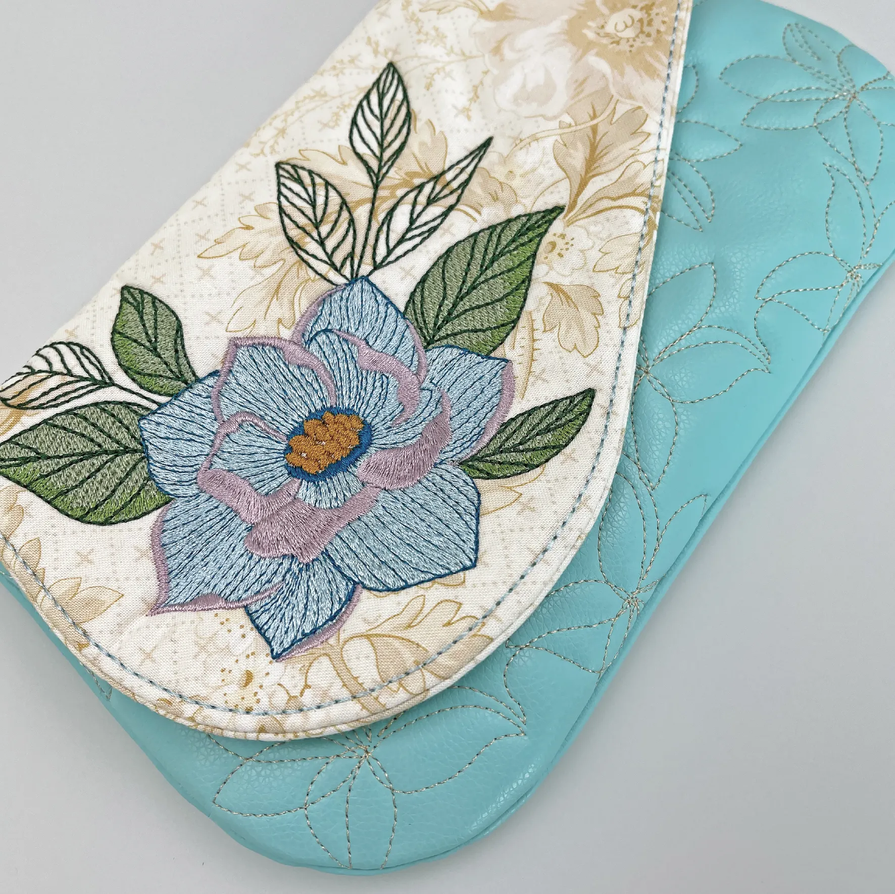Magnolia Clutch With Zipper
