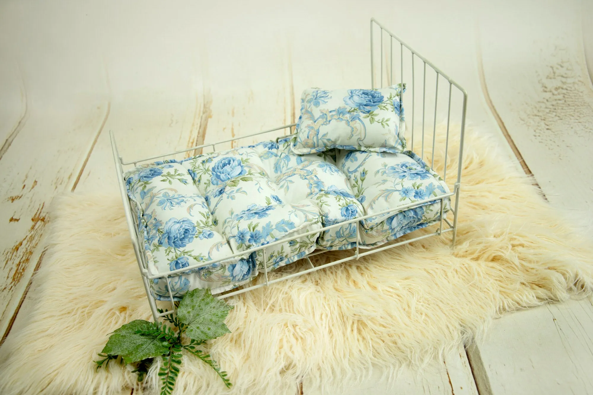 Vintage Wire Bed - White